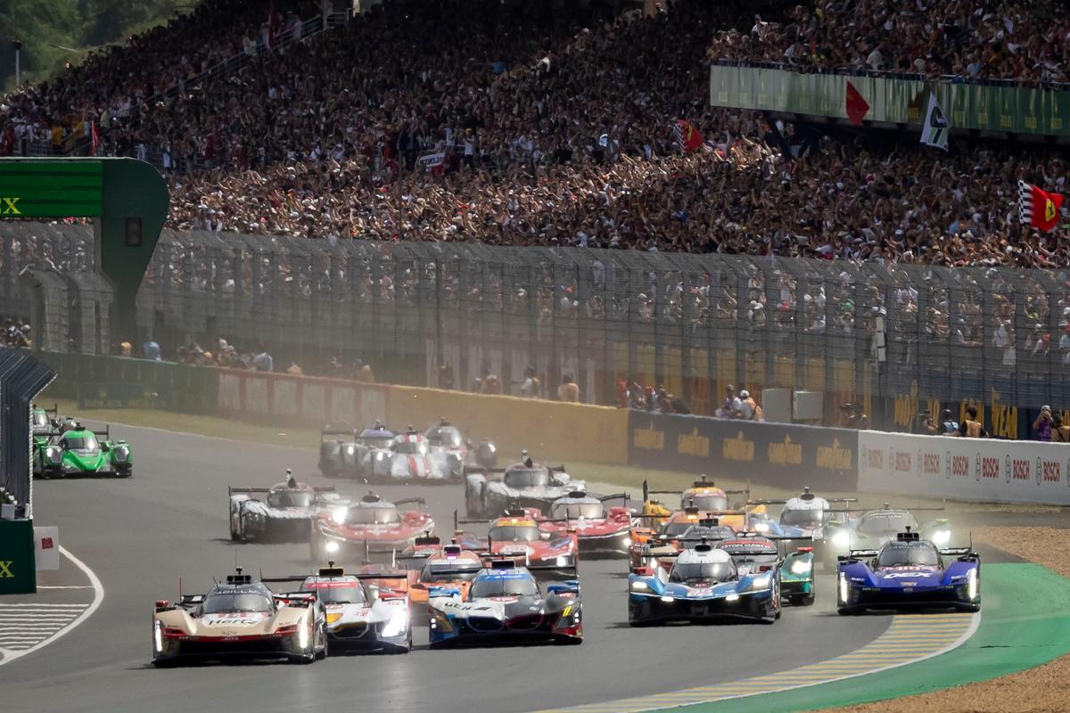 Je to tu! Legendárne preteky 24 hodín Le Mans sa začali sériou predbiehacích manévrov