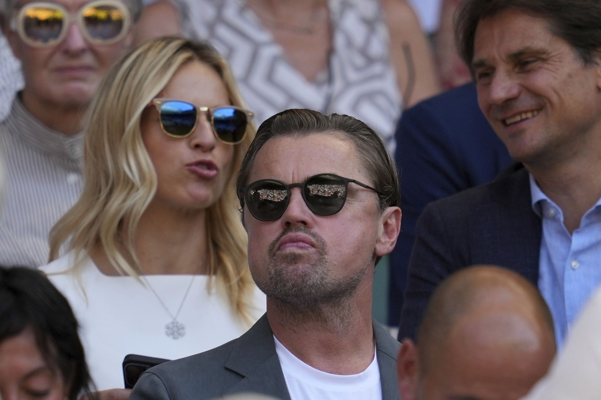 Leonardo DiCaprio a za ním Lara Gutová-Behramiová na Wimbledone. Zdroj: SITA/AP