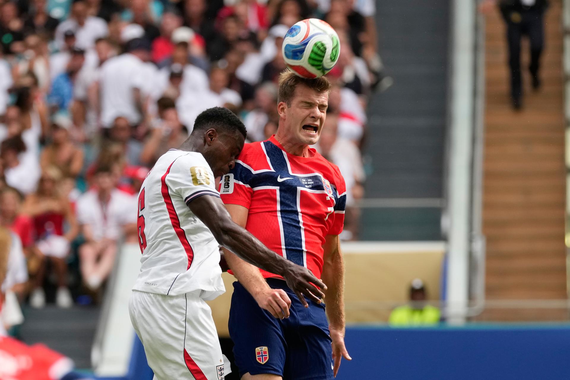 Alexander Sørloth v zápase Anglicko - Nórsko na MS vo futbale 2026, zdroj: SITA/AP