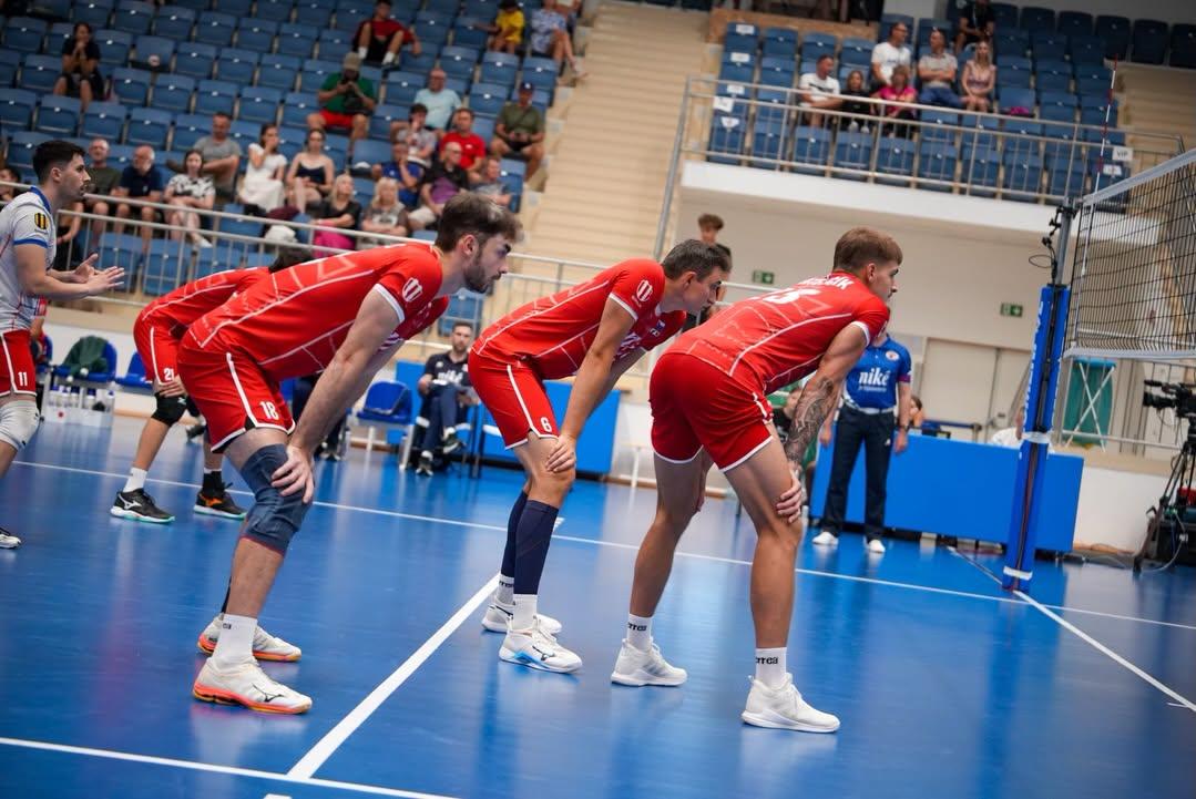 Slovenská mužská volejbalová reprezentácia počas prípravného zápasu s Austráliou v Žiline.
Zdroj: slovakvolley/Facebook.