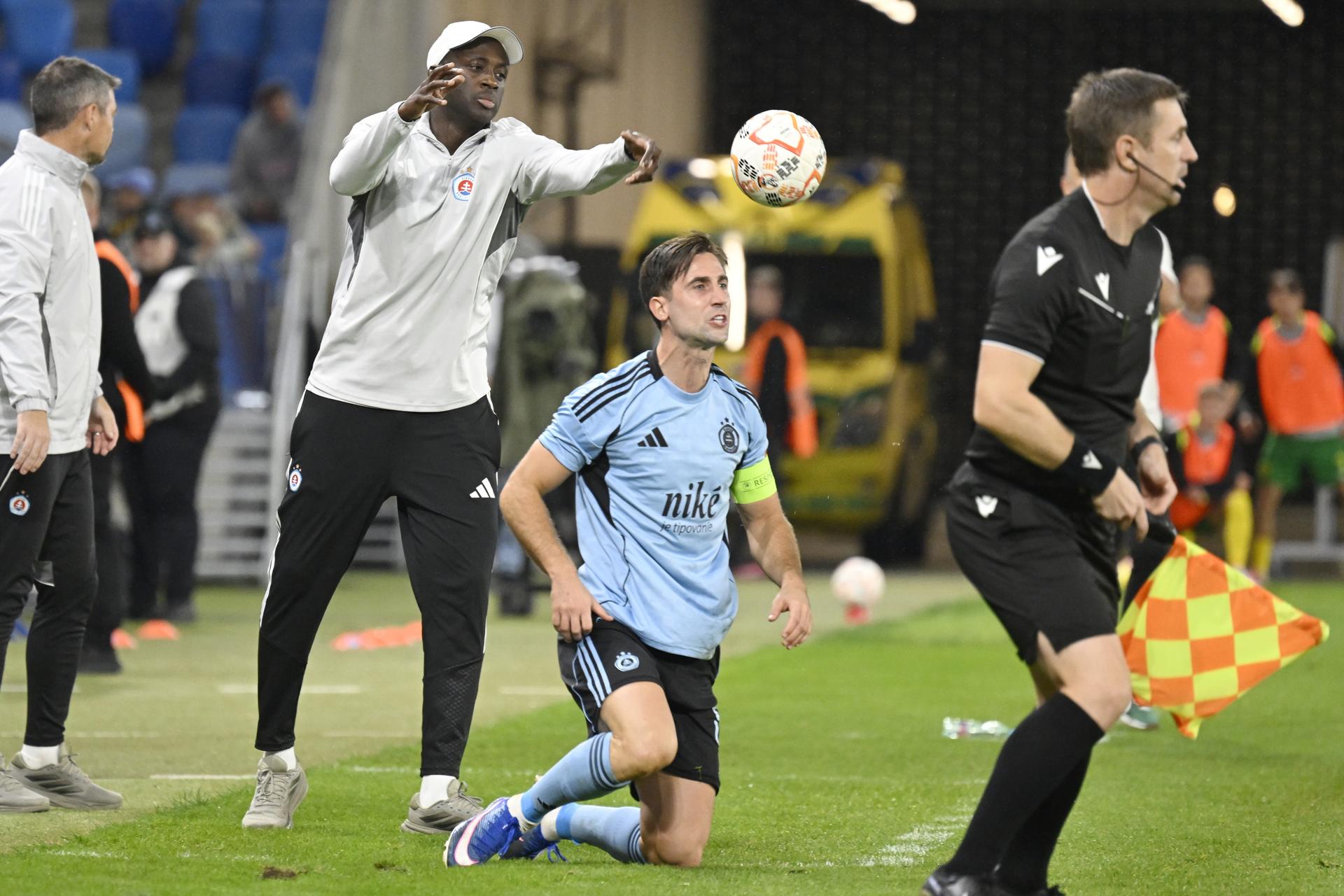 Andraž Šporar a Yaya Touré. Zdroj: SITA/AP