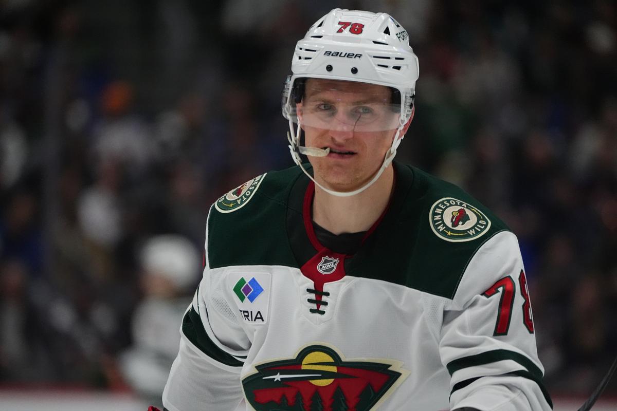 VIDEO Desivý moment pripomenul nedávny incident. Hviezdny útočník NHL skončil v nemocnici