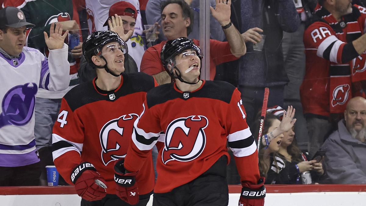 ビデオ 有名なシモン・ネメックは、キャリアの中で 3 度目となる NHL でマルチポイントを獲得しました。