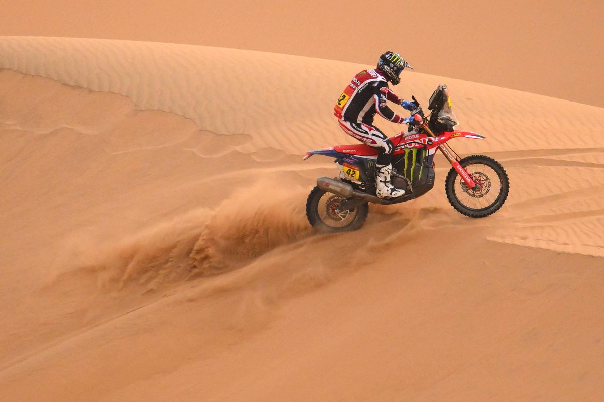 VIDEO Rely Dakar: Desiatu etapu poznačil ťažký pád a zmeny v celkovom poradí