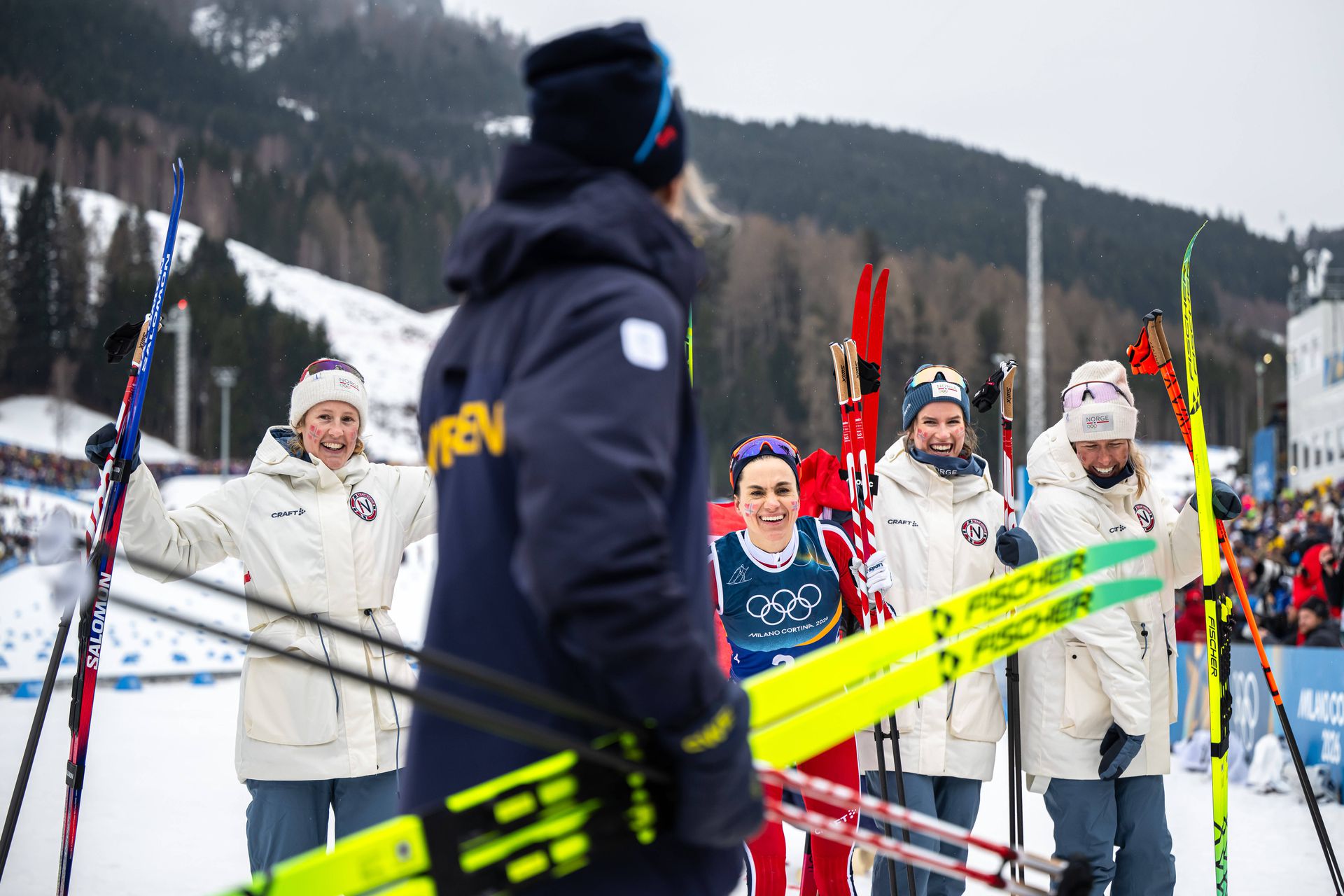 Nórske bežkyne na lyžiach sa tešia pred Švédkami. Zdroj: Imago
