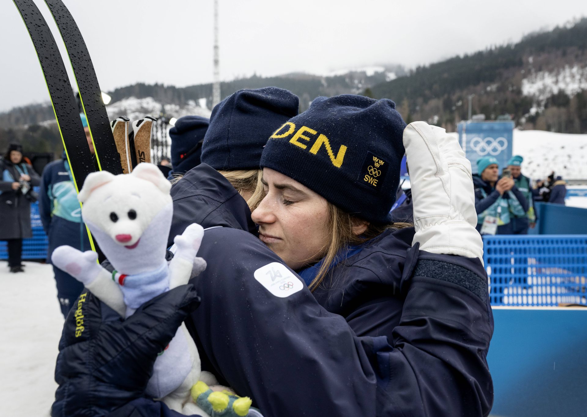 Ebba Anderssonová v objatí tímovej kolegyne. Zdroj: Imago