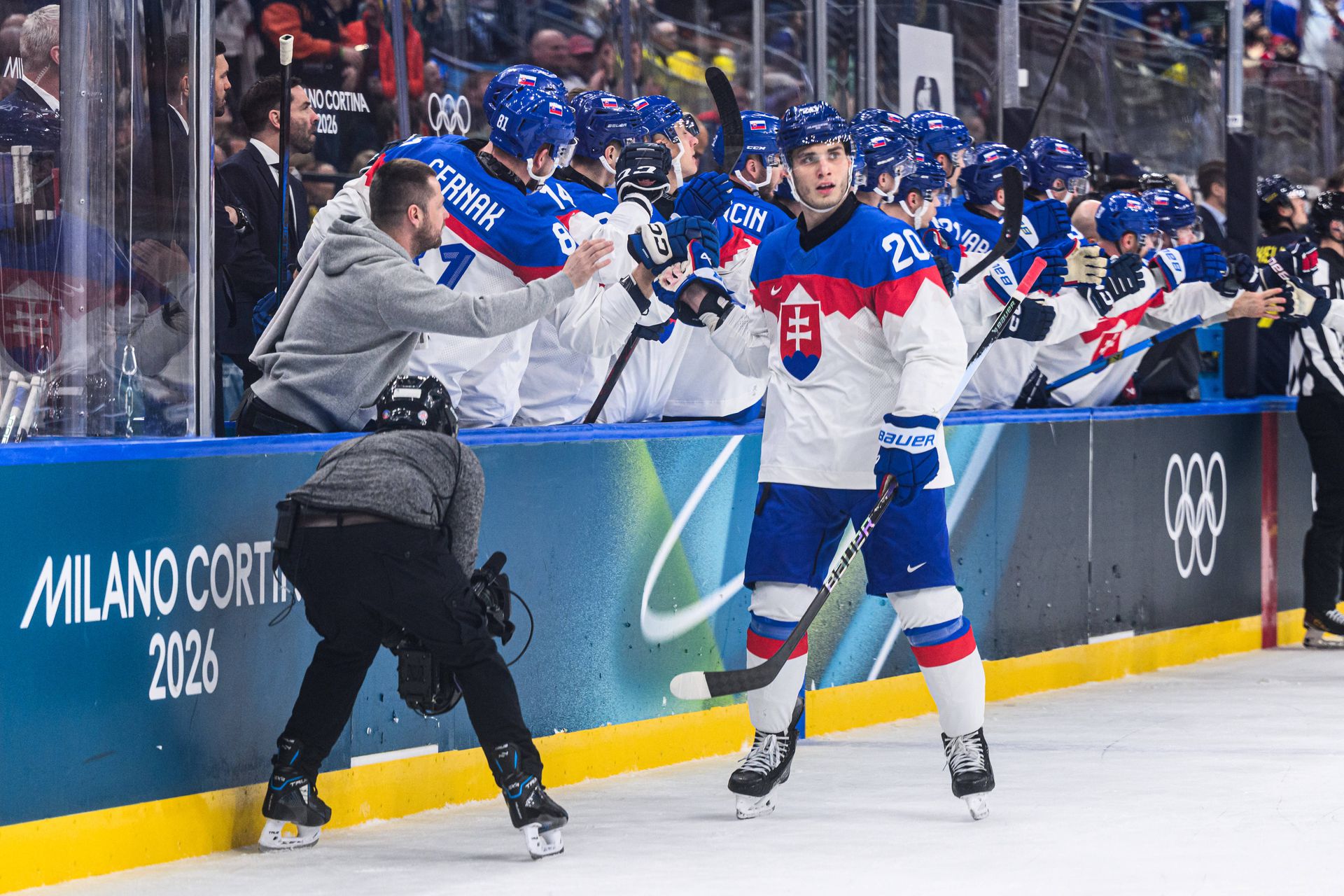 Juraj Slafkovský sa teší z gólu v zápase Slovensko - Švédsko na ZOH 2026.
