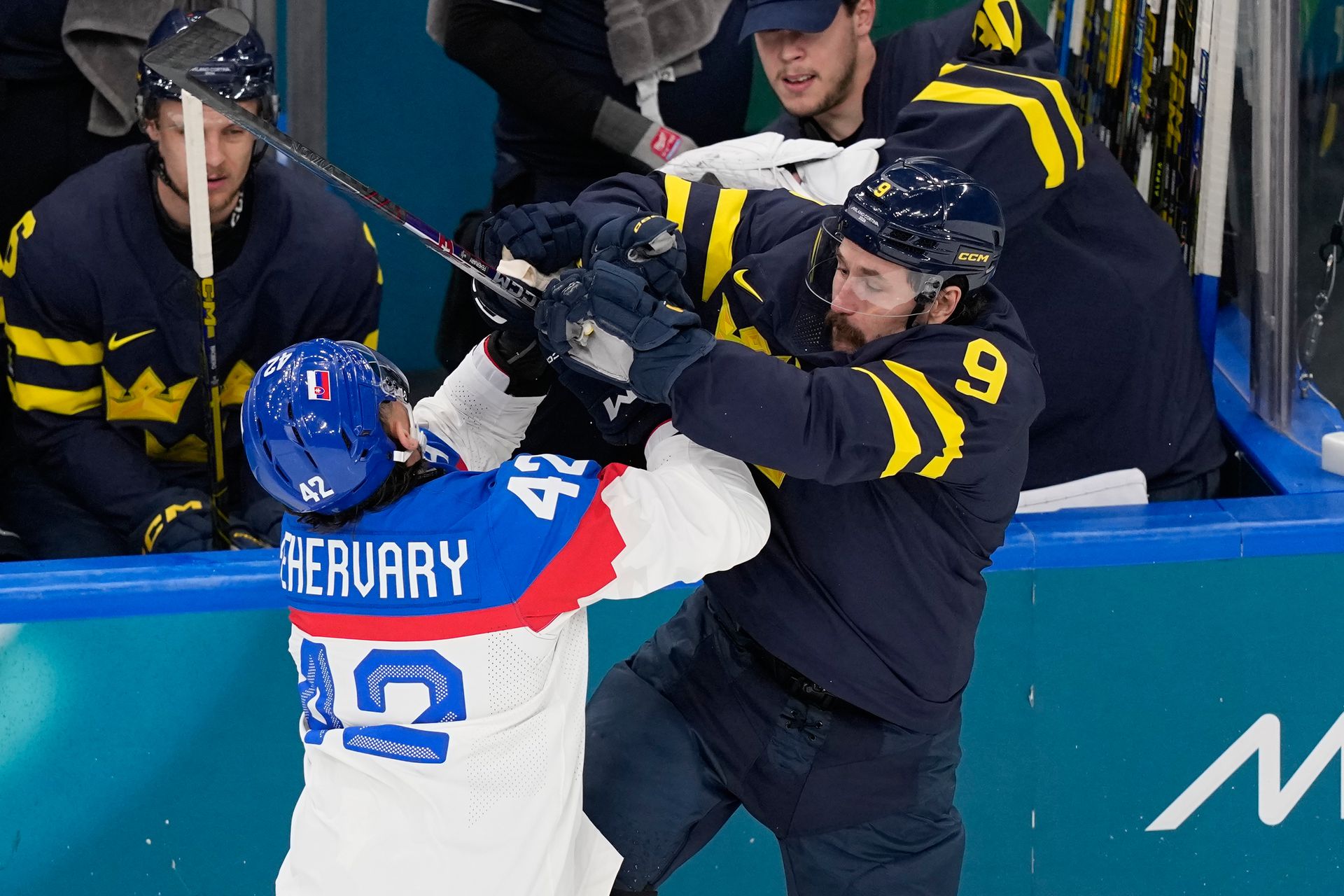 Martin Fehérváry v súboji s Filipom Forsbergom. Zdroj: SITA/AP
