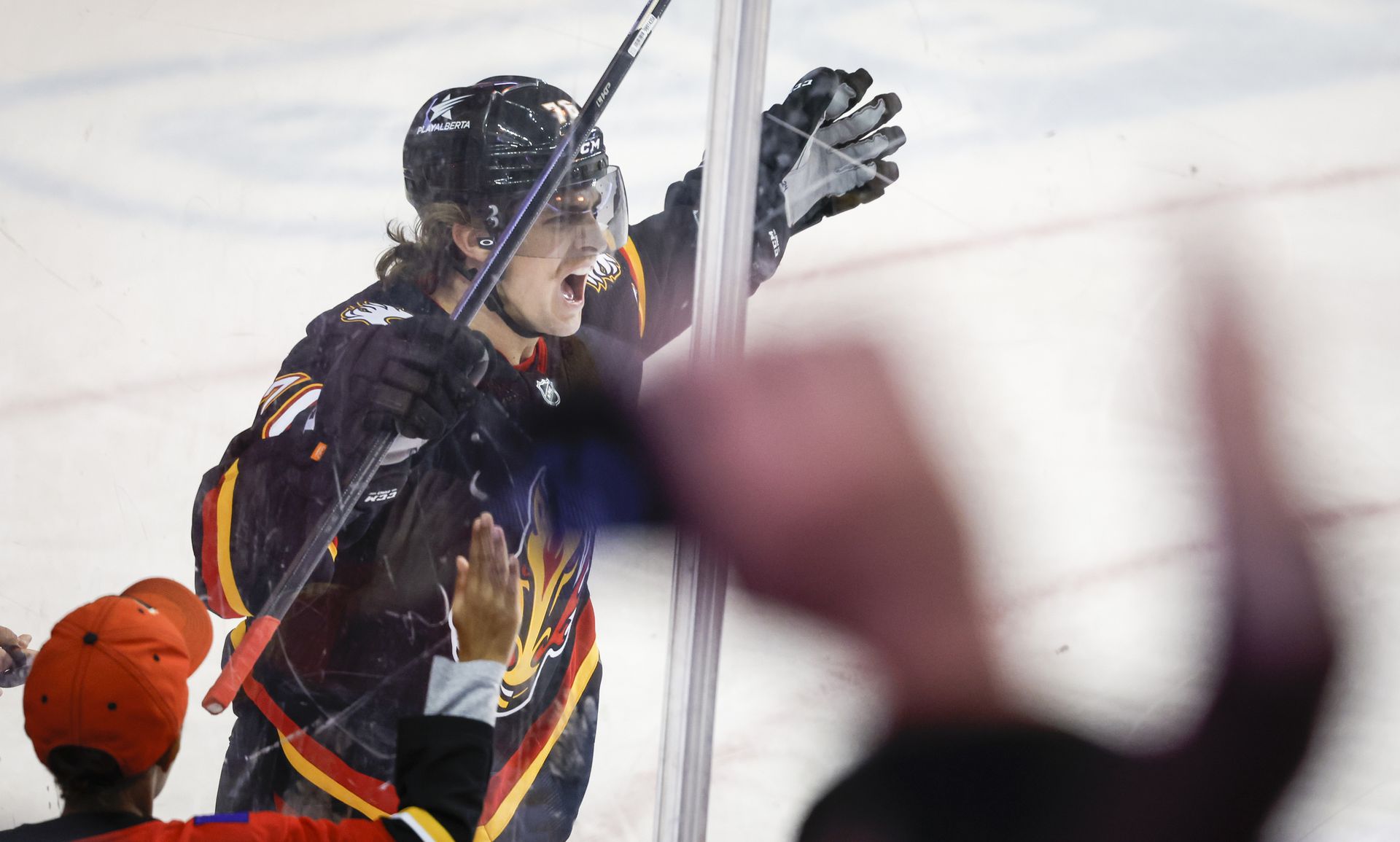 Martin Pospíšil v drese Calgary Flames. Zdroj: SITA/AP
