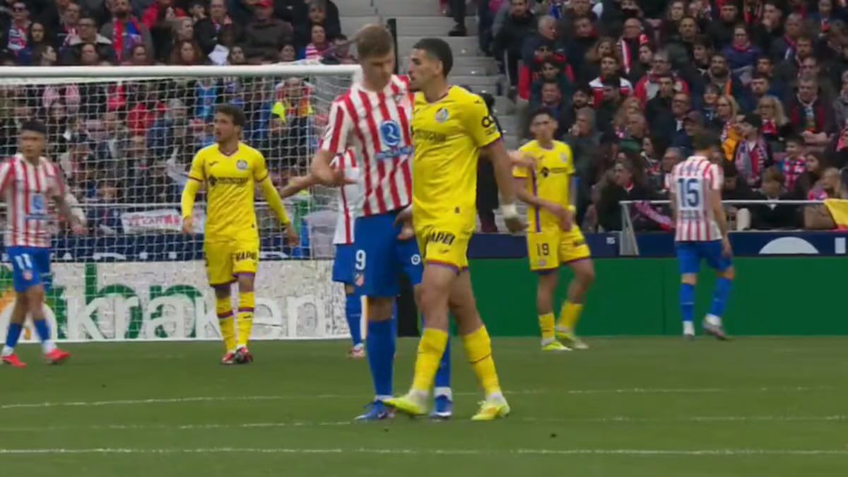 VIDEO Najkurióznejšia červená karta? Obranca Getafe štipol spoluhráča Dávida Hancka do intímnych partií