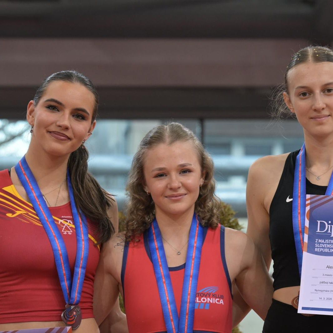 Tamara Svatíková (v strede), Alexandra Brišová (vľavo), Alexandra Cabanová (vpravo). Zdroj: Facebook/Slovenský atletický zväz