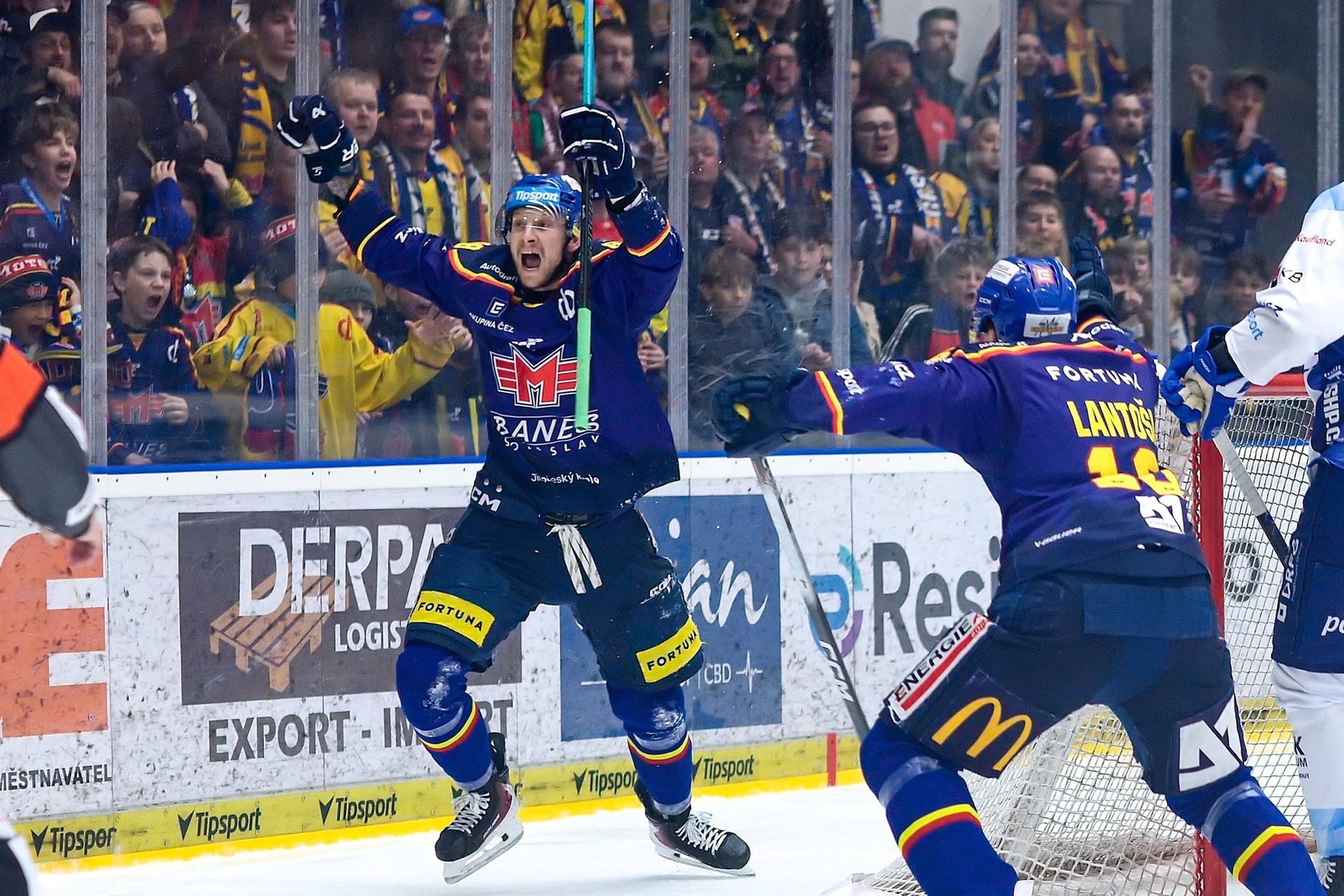 Róbert Lantoši (16) a jeho spoluhráč Michal Bulíř. Zdroj: facebook.com/hcmotor