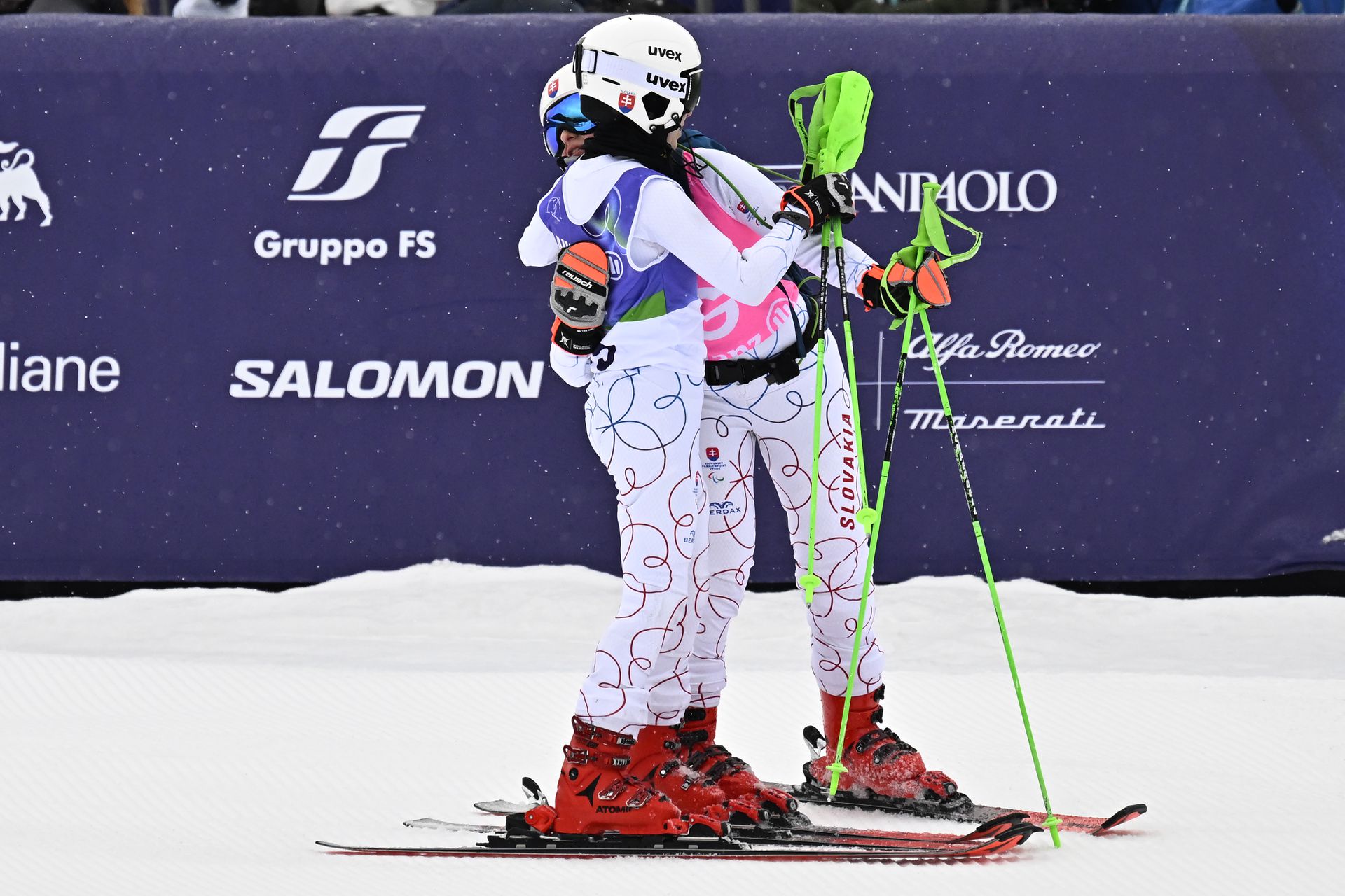 Na snímke vľavo slovenská paraalpská lyžiarka Viktória Balážová s navádzačkou Alicou Jakubekovou.
Zdroj: TASR