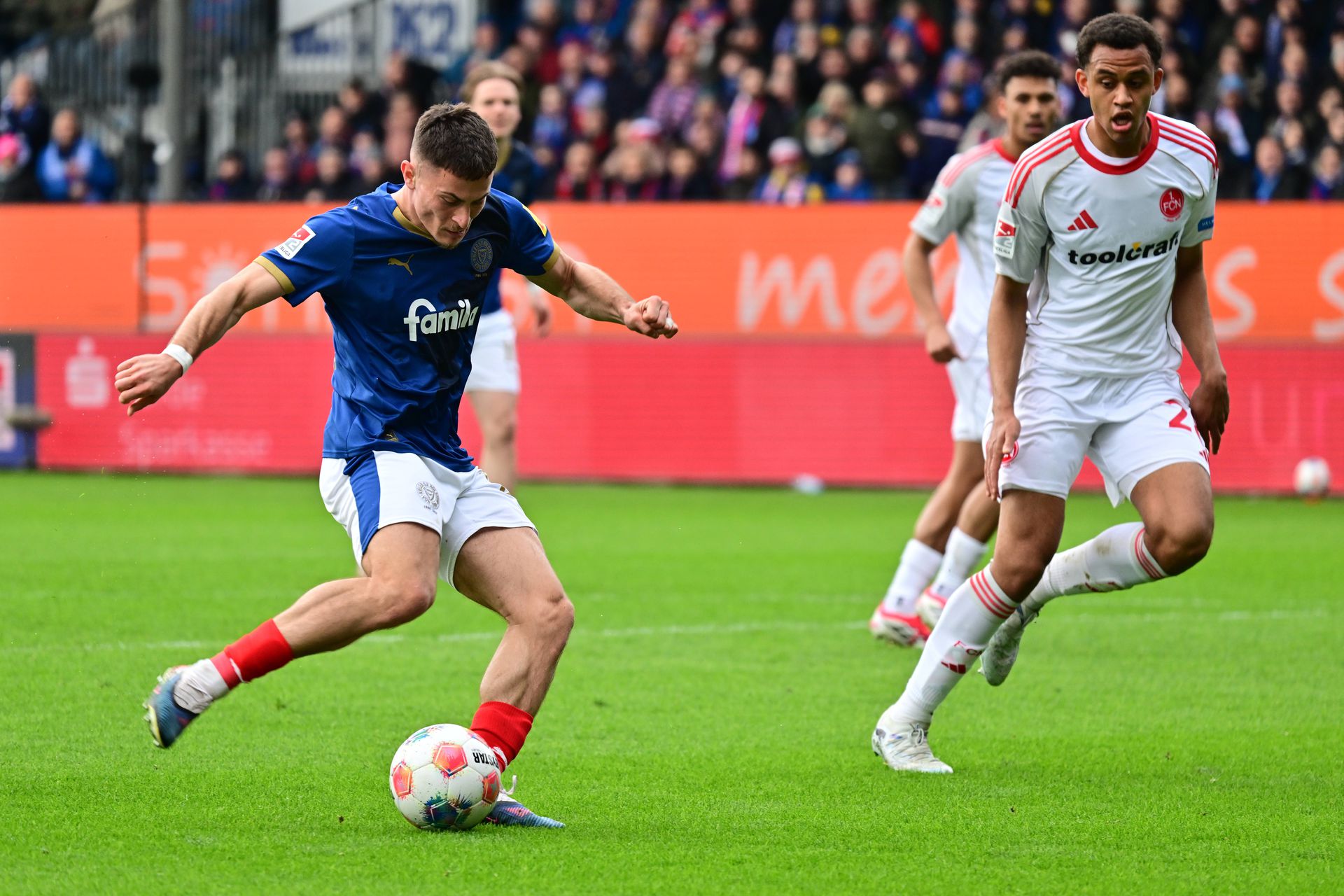 Adrián Kaprálik v drese Holsteinu Kiel (vľavo).
Zdroj: IMAGO
