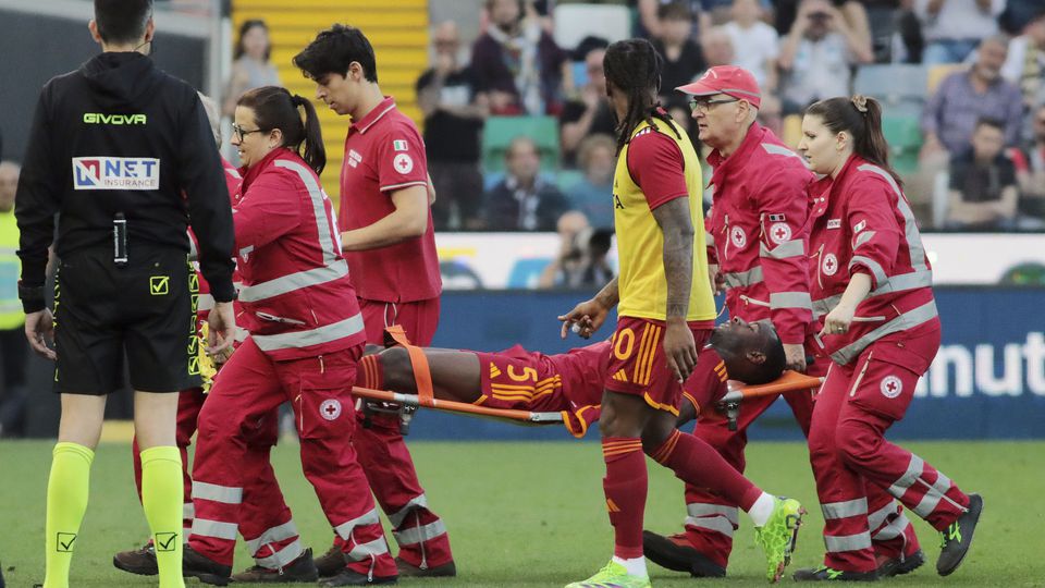 Na ihrisku v Udine tuhla krv. Obranca AS Rím odpadol priamo na trávniku