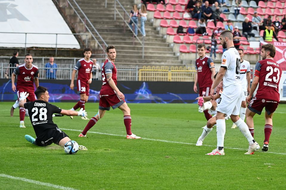 Po rokoch sa v gólovej štatistike objavilo meno Marek Ujlaky. Prvý gól v lige dal kamarátovi