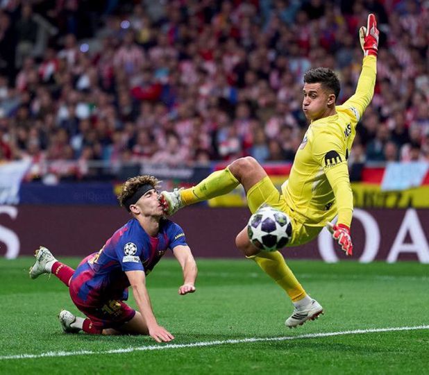 Hororový moment v Lige majstrov. Hráč Barcelony dostal kopačkou do tváre