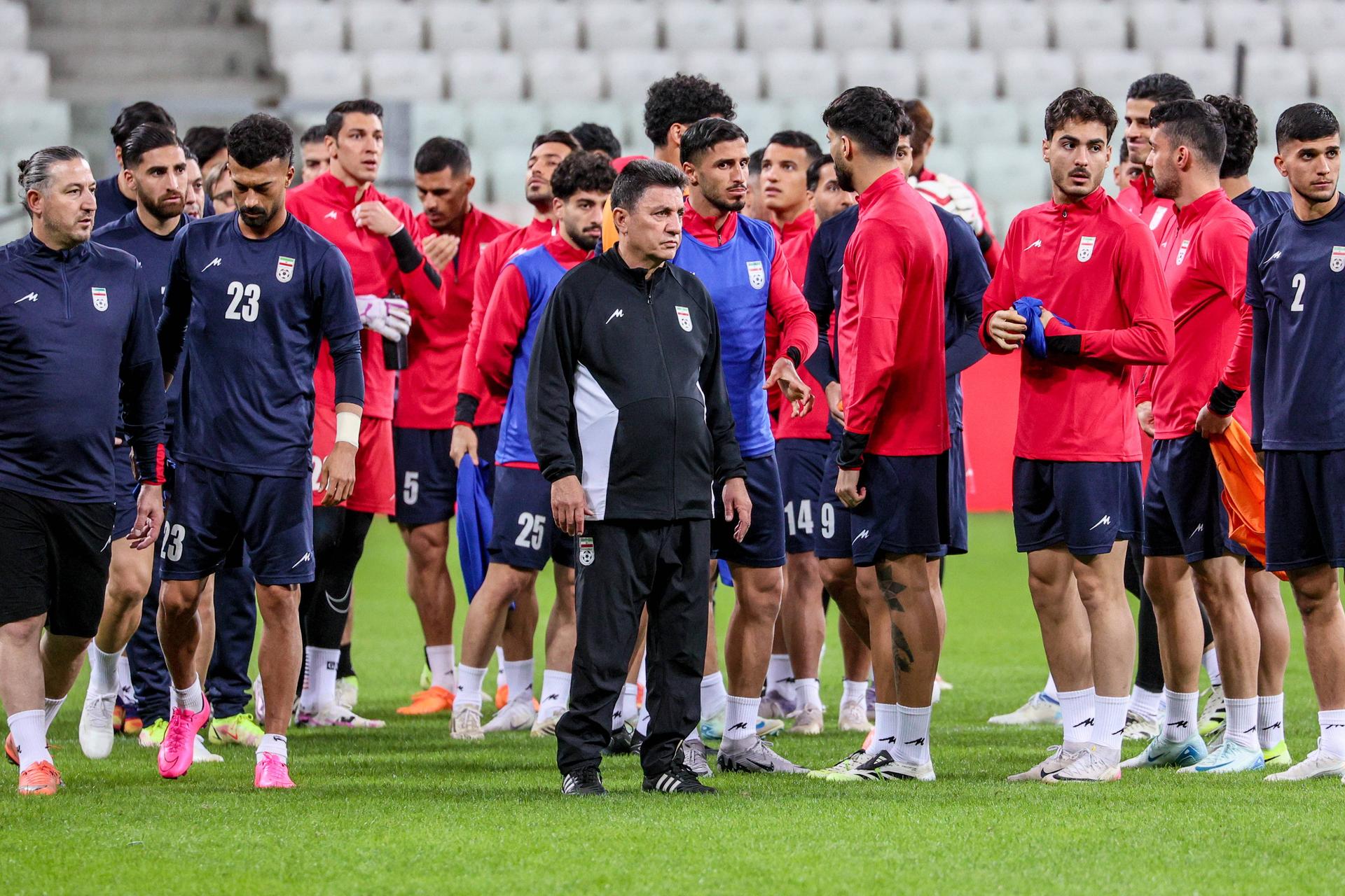Tréner Amir Ghalenoei a reprezentácia Iránu. Zdroj: IMAGO