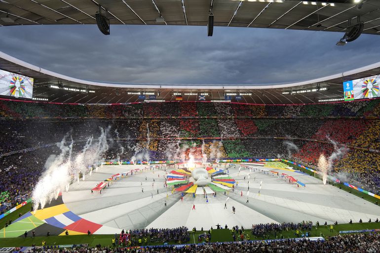 In Deutschland brach eine Begeisterung für den Fußball aus.  So war die Atmosphäre vor dem Anpfiff