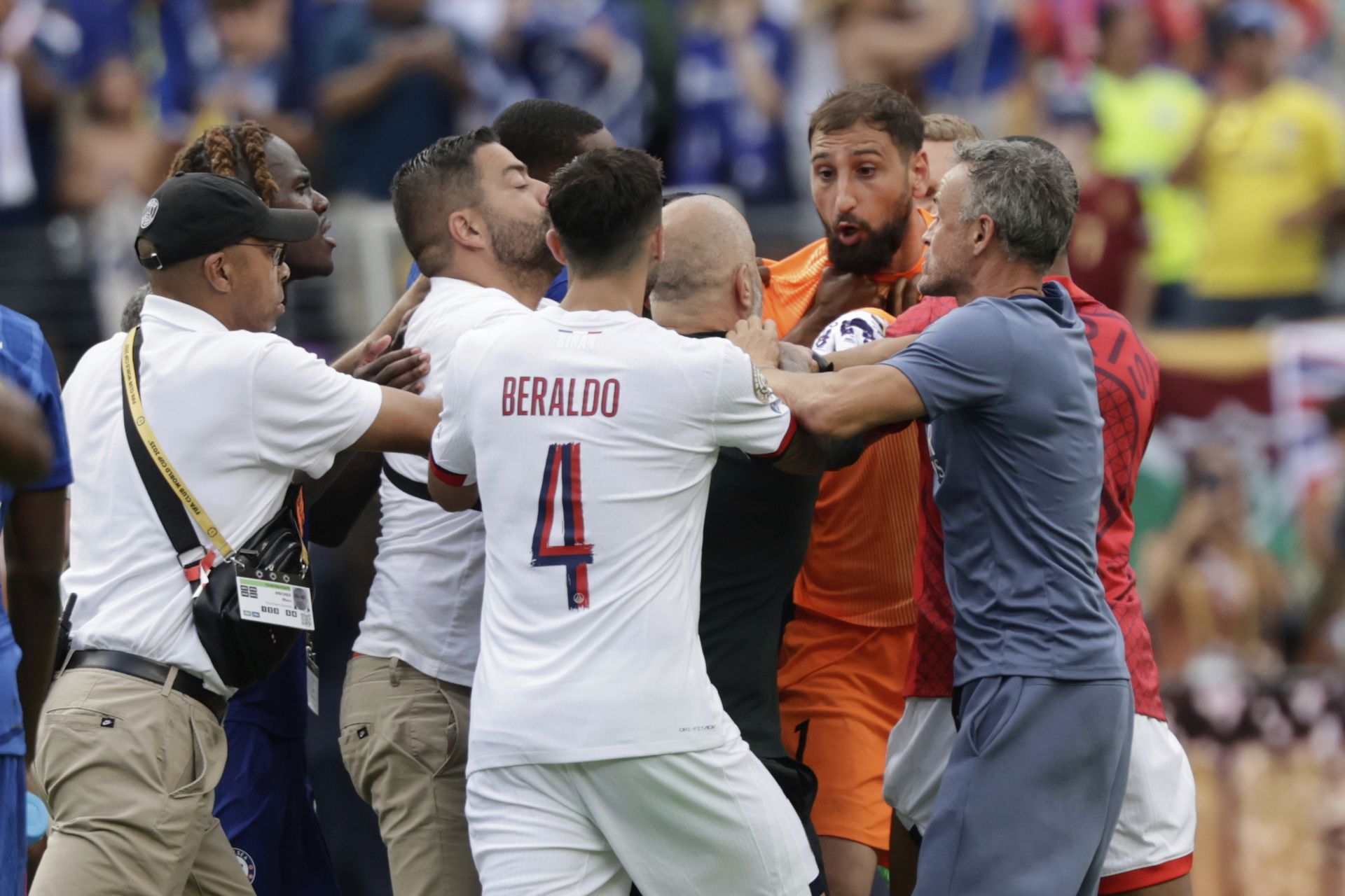 Luis Enrique sa zapojil do bitky po finále MS klubov. Zdroj: SITA/AP