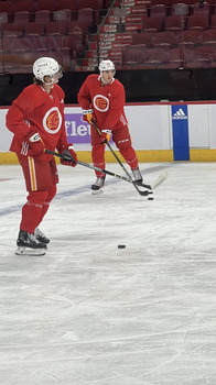 Pozrite si Martina Pospíšila a Adama Ružičku na tréningu Calgary Flames
