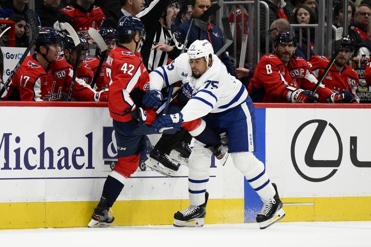 ワシントンはNHLの試合終了に失敗し、転倒した。マルティン・フェヘルバーリは得点ならず