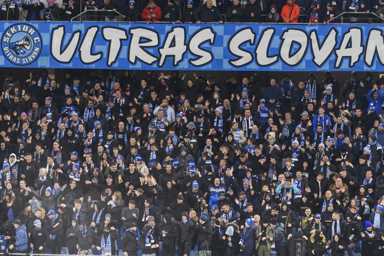 Rakúšania majú strach z fanúšikov Slovana: Príde ich 1500, sú otvorene ultrapravicoví a násilní