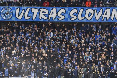 Rakúšania majú strach z fanúšikov Slovana: Príde ich 1500, sú otvorene ultrapravicoví a násilní