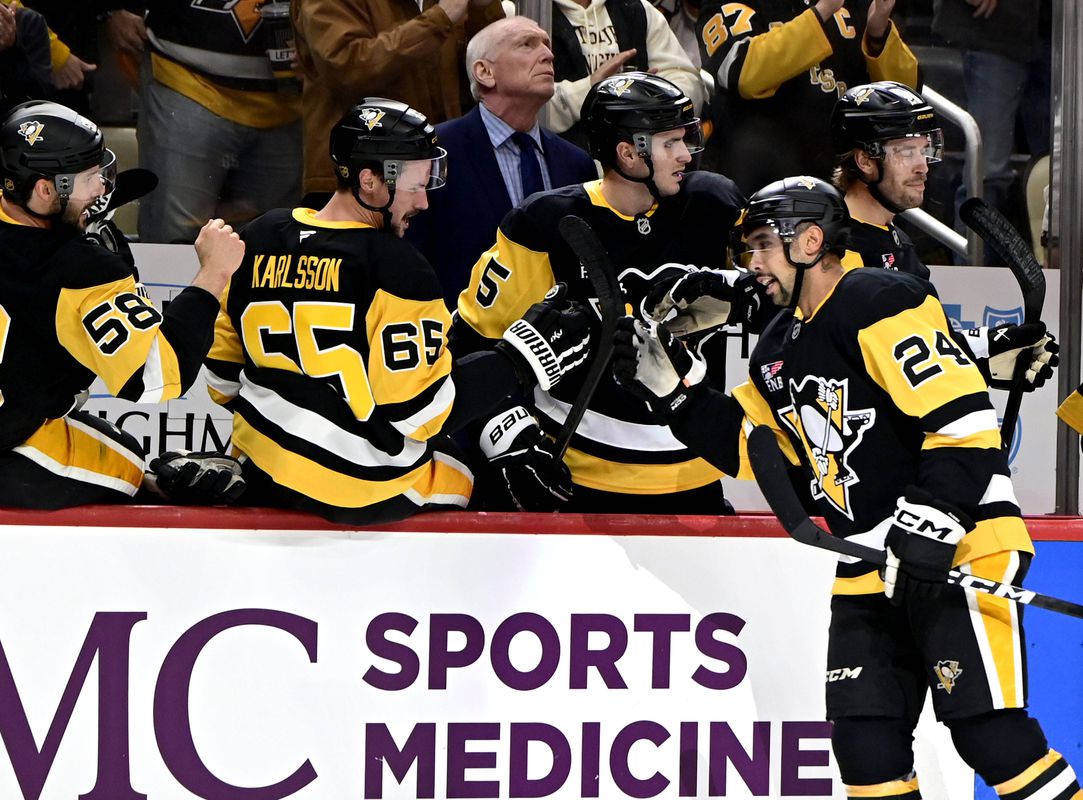 Obranca Pittsburghu Penguins sa sťahuje na farmu po 10 rokoch v NHL