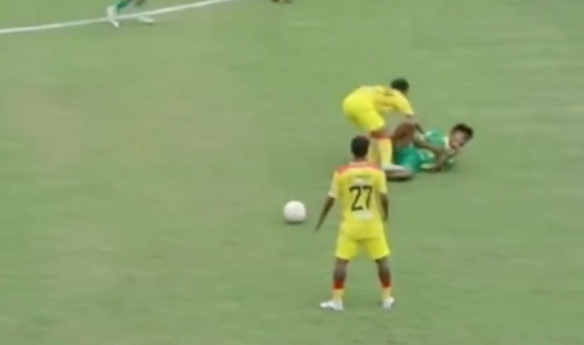 VIDEO Šokujúci incident. Futbalista poslal súpera do nemocnice, za likvidačný faul dostal doživotný zákaz