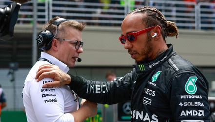 Bono sa mu z vysielačky neozve. Lewis Hamilton pôjde do Ferrari bez kľúčových ľudí
