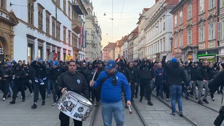 Belasá invázia v Grazi! Stovky fanúšikov Slovana zaplavili ulice rakúskeho mesta
