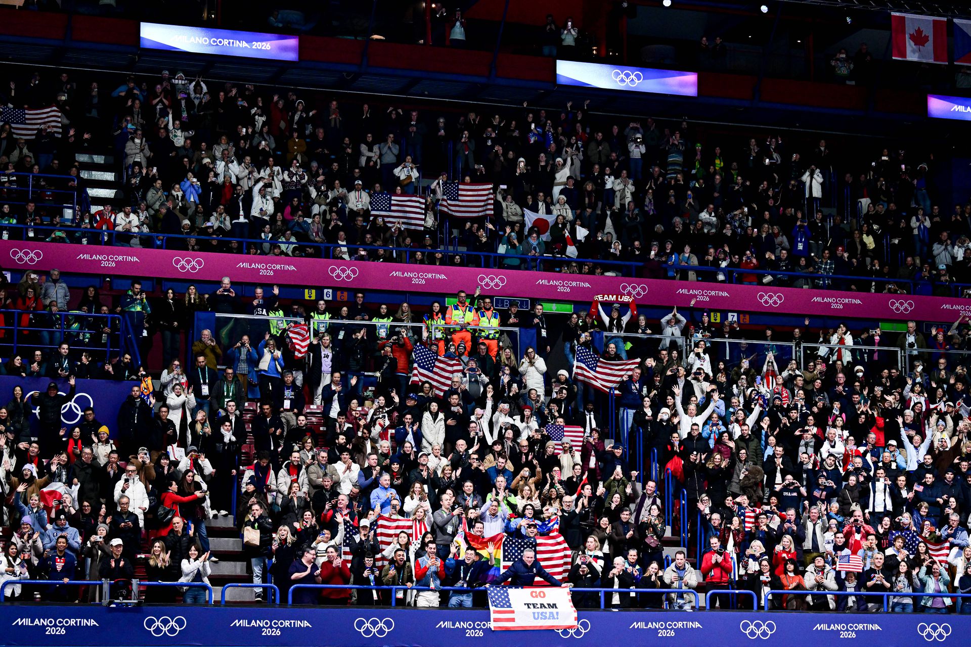 Americké vlajky na krasokorčuľovaní v Miláne. Zdroj: Imago