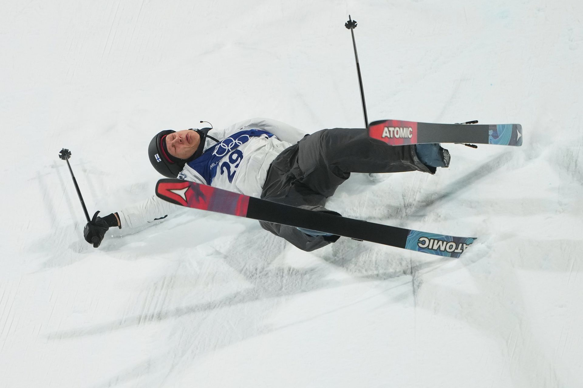 Fínsky reprezentant v akrobatickom lyžovaní Elias Lajunen. Zdroj: SITA/AP