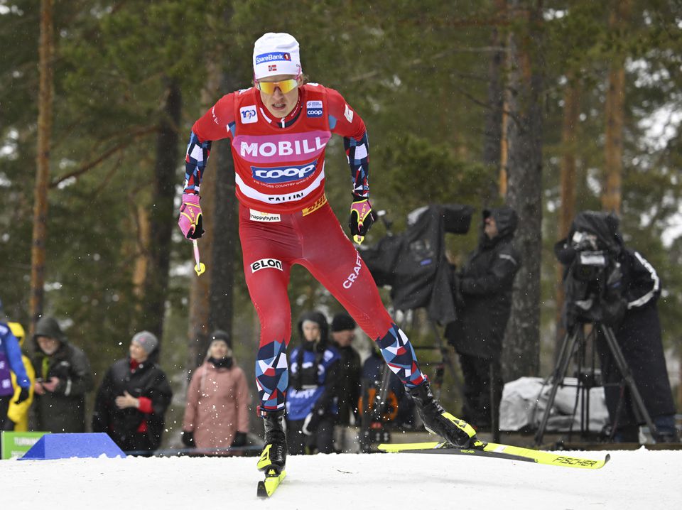 Beh na lyžiach-SP: Kläbo nemal v poslednom šprinte konkurenciu, zvíťazila aj Skistadová