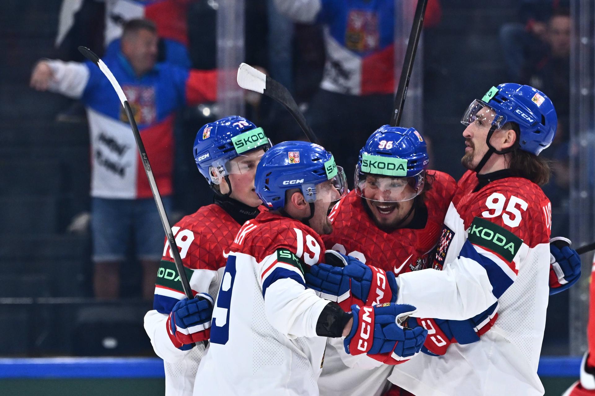 Hráči Česka (Daniel Voženílek, David Tomášek a Jakub Flek) sa tešia z gólu / MS v hokeji 2026