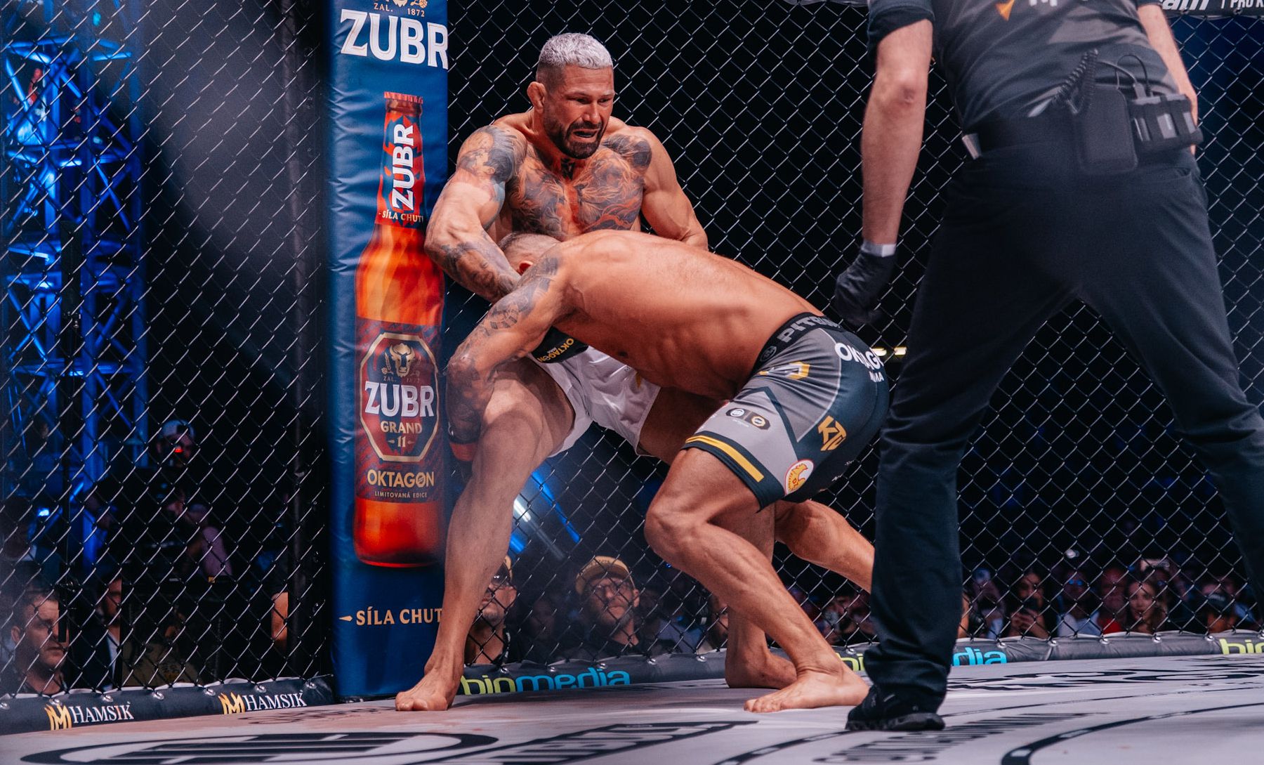 Karlos Vémola tlačí Attilu Végha. Zdroj: Oktagon MMA