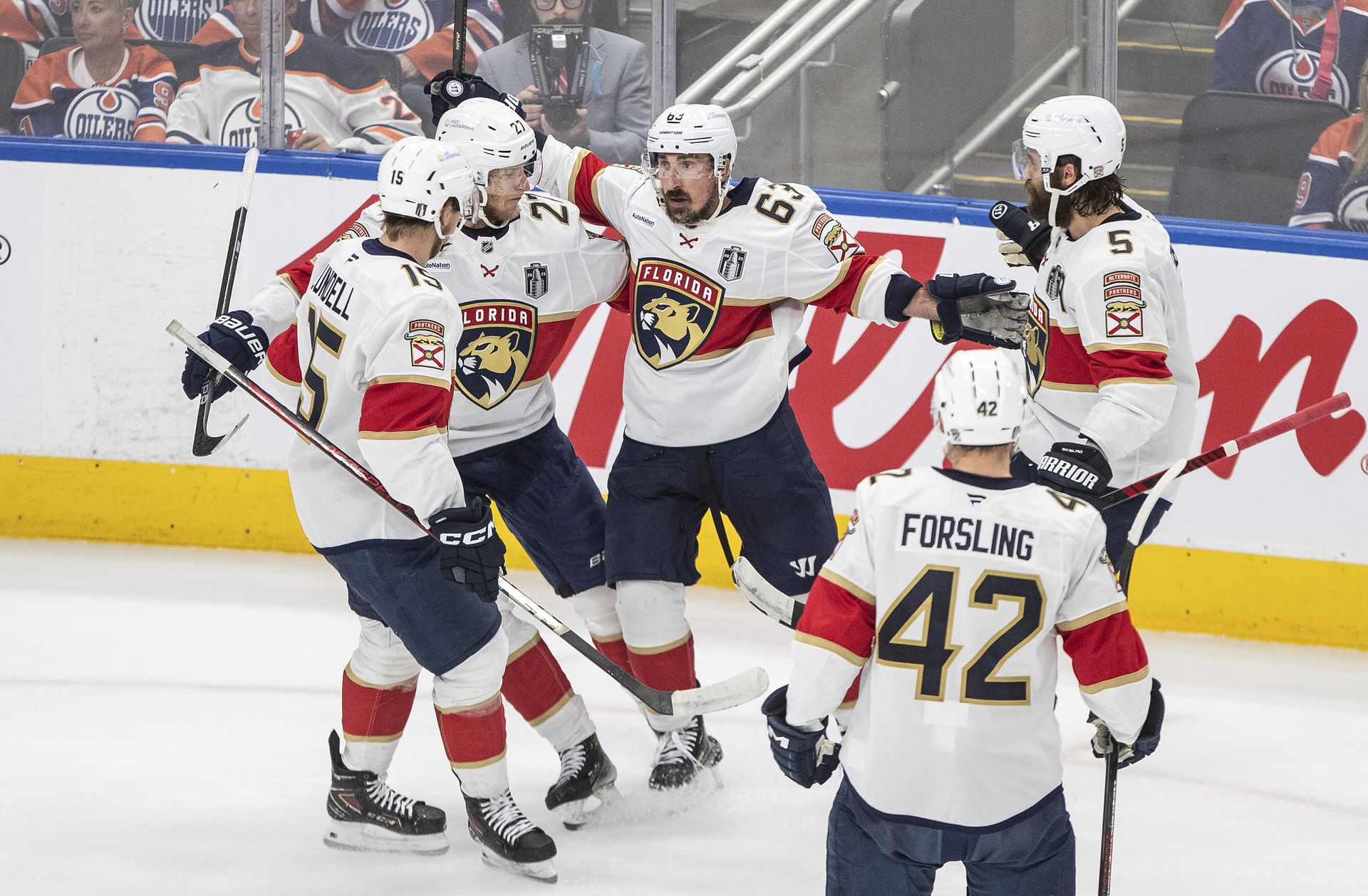 Radosť hráčov Floridy Panthers po góle v piatom finálovom zápase s Edmontonom Oilers. Zdroj: SITA/AP