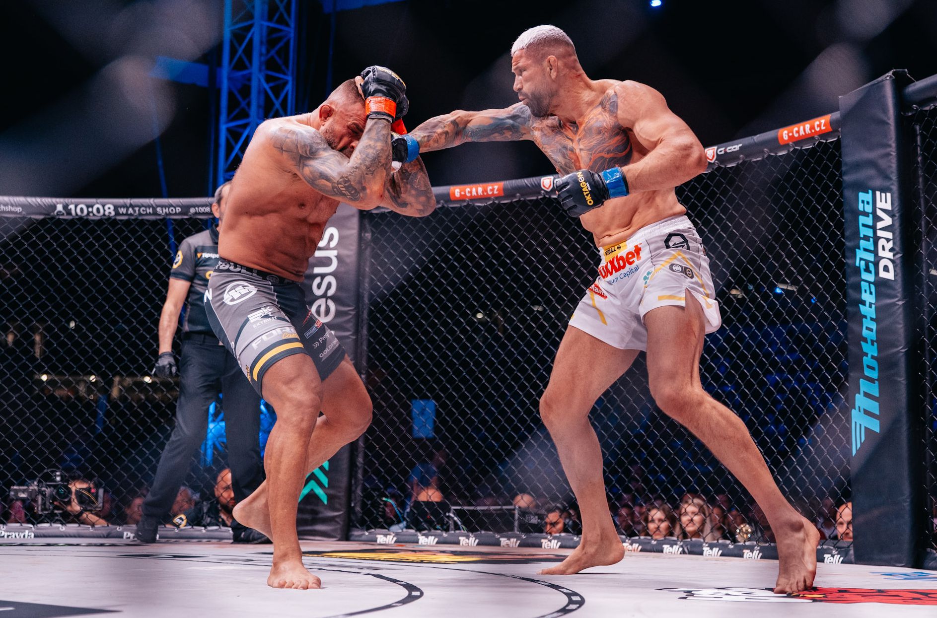 Attila Végh (vpravo) zasahuje Karlosa Vémolu. Zdroj: Oktagon MMA