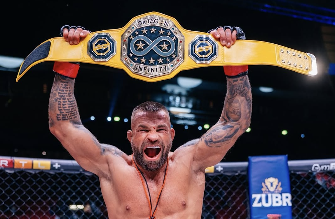 Karlos Vémola po zdolaní Attilu Végha. Zdroj: Oktagon MMA