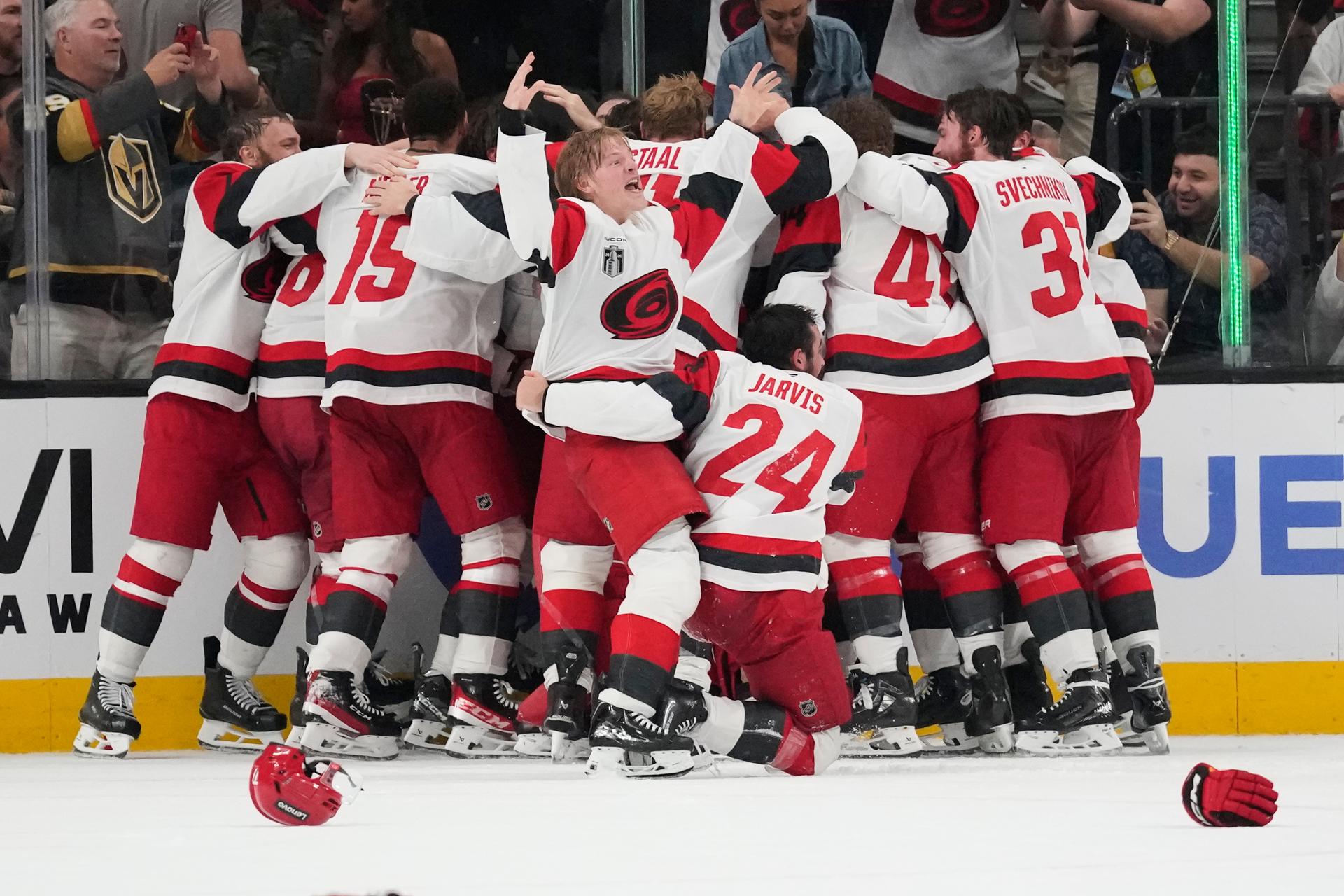 Hráči tímu Carolina Hurricanes sa tešia zo zisku Stanley Cupu