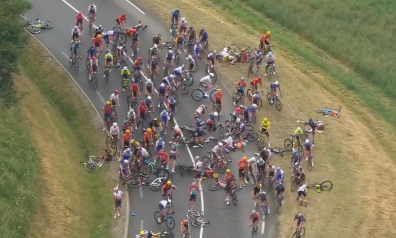 Tour de France 2023: Peter Sagan dnes bol svedkom hromadného pádu. Etapa musela byť prerušená