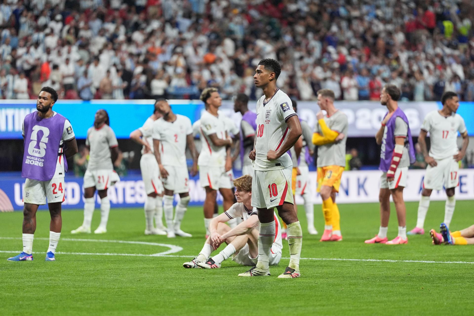 Smútok futbalistov Anglicka po prehre s Argentínou v semifinále MS 2026. Zdroj: SITA/AP