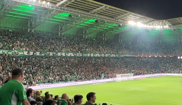 Slovan vstúpil do zeleného pekla! Zaplnený štadión v Haife privítal svojich miláčikov