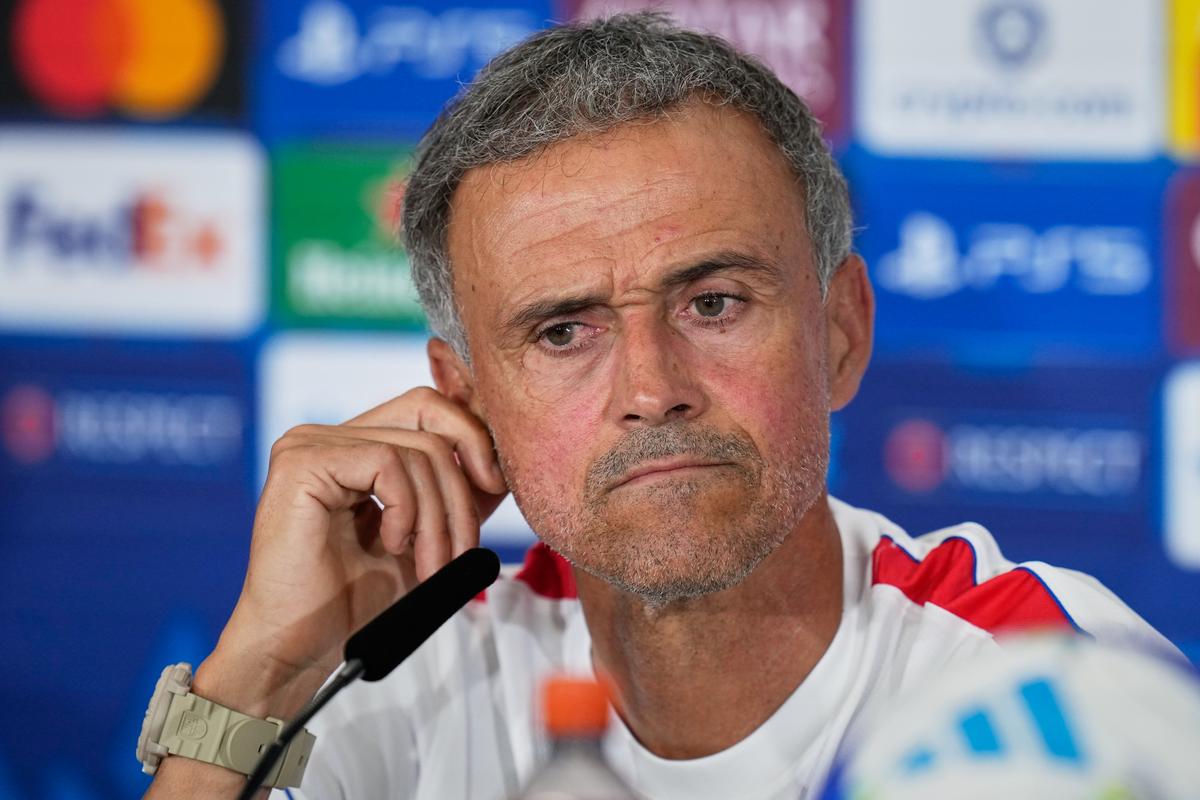 Prekvapivá reakcia po facke pred Slovanom. Luis Enrique po prehre PSG: Prehrali sme, ale ja sa smejem