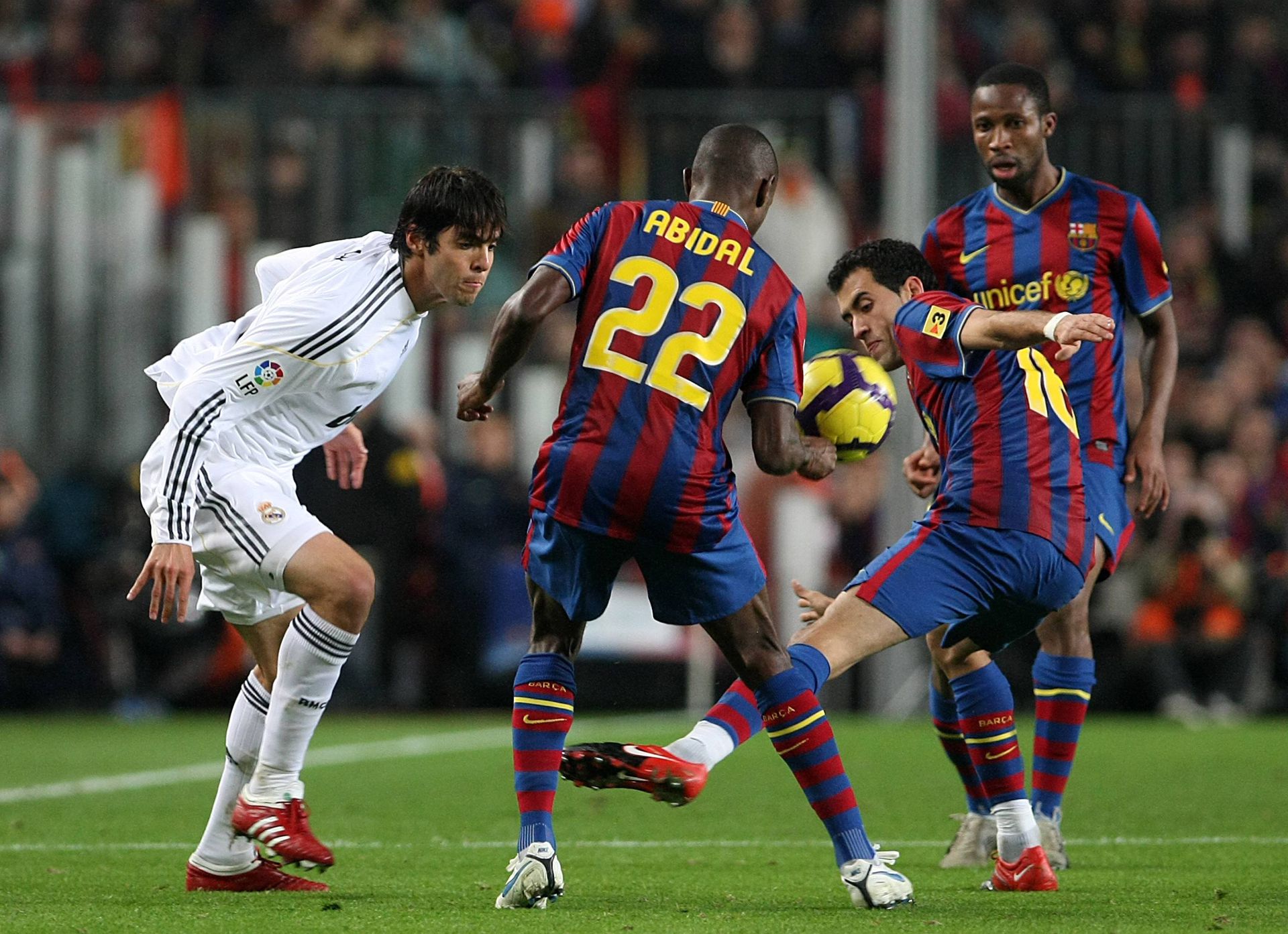 Eric Abidal (v strede) v El Clasicu. Zdroj: Imago