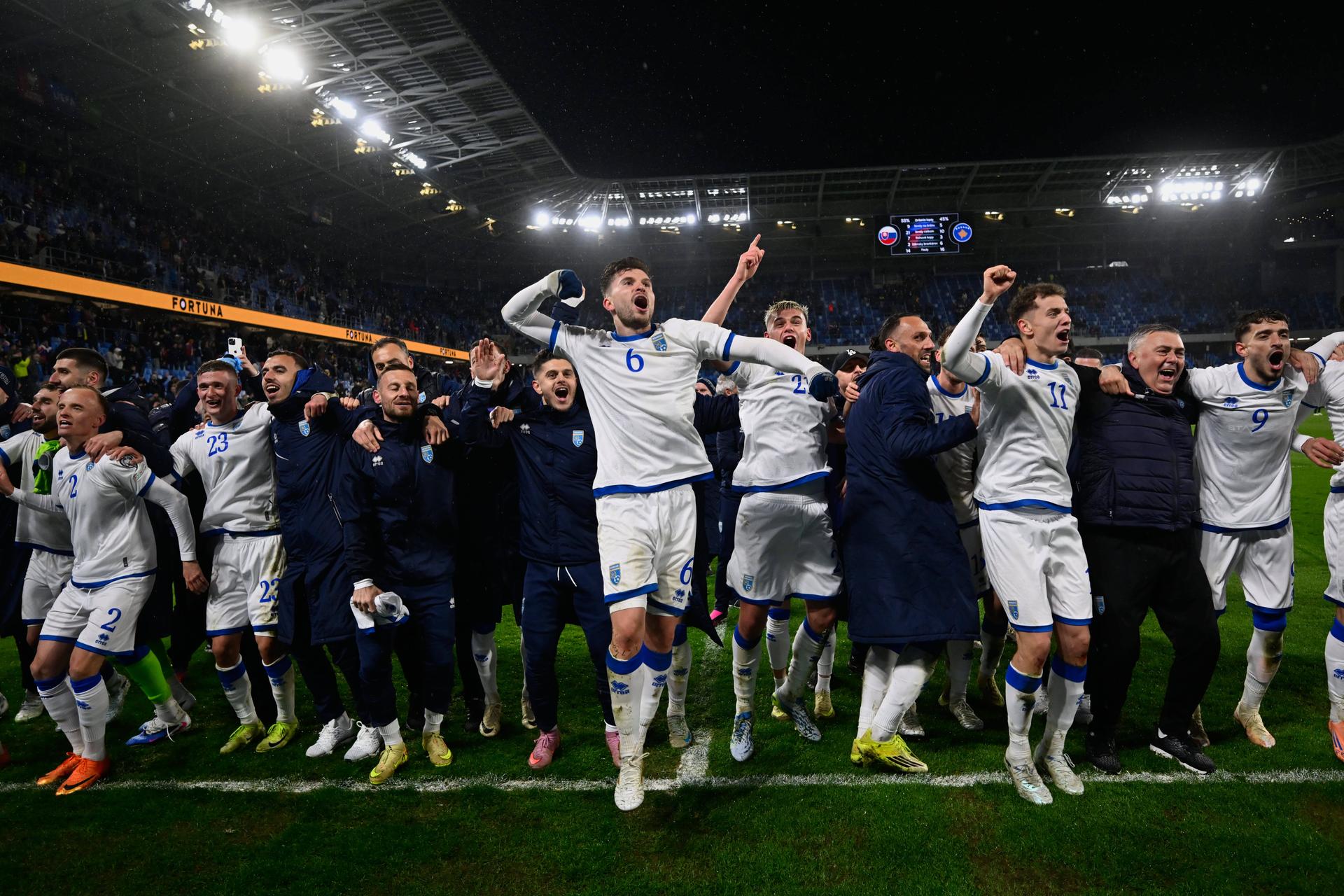 Hráči Kosova sa na Tehelnom poli tešia z postupu do finále baráže o MS vo futbale 2026. Zdroj: SITA/AP