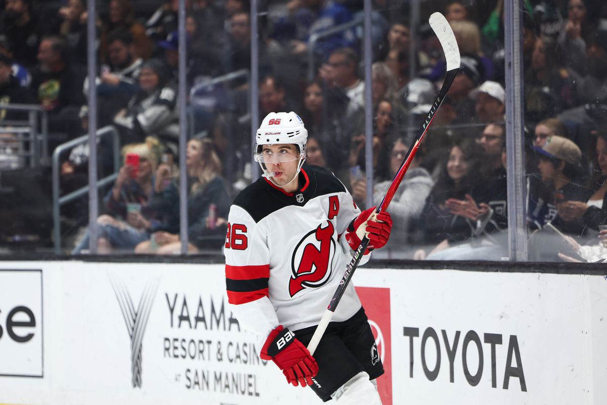 Líder ofenzívy New Jersey a spoluhráč Šimona Nemca Jack Hughes utrpel bizarné zranenie počas večere