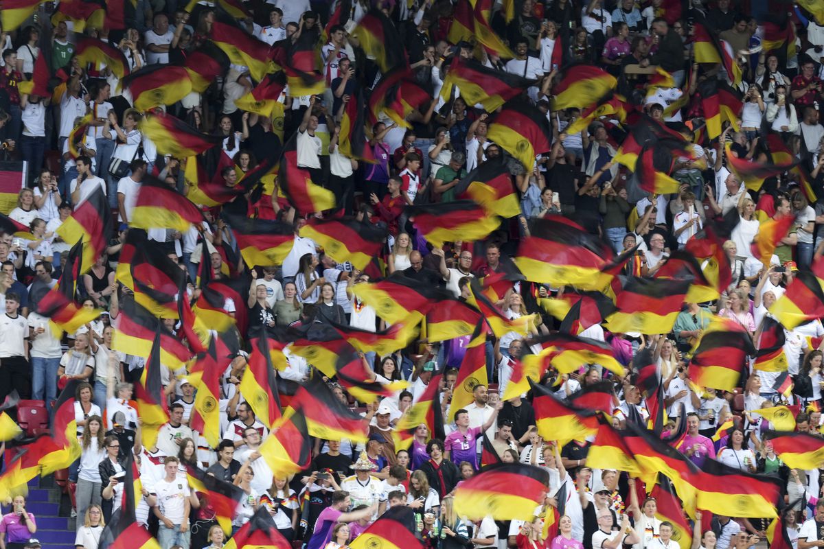 Nemci mobilizujú 10 000 ultras fanúšikov pred zápasom so Slovenskom. Pôjde o protest proti vláde