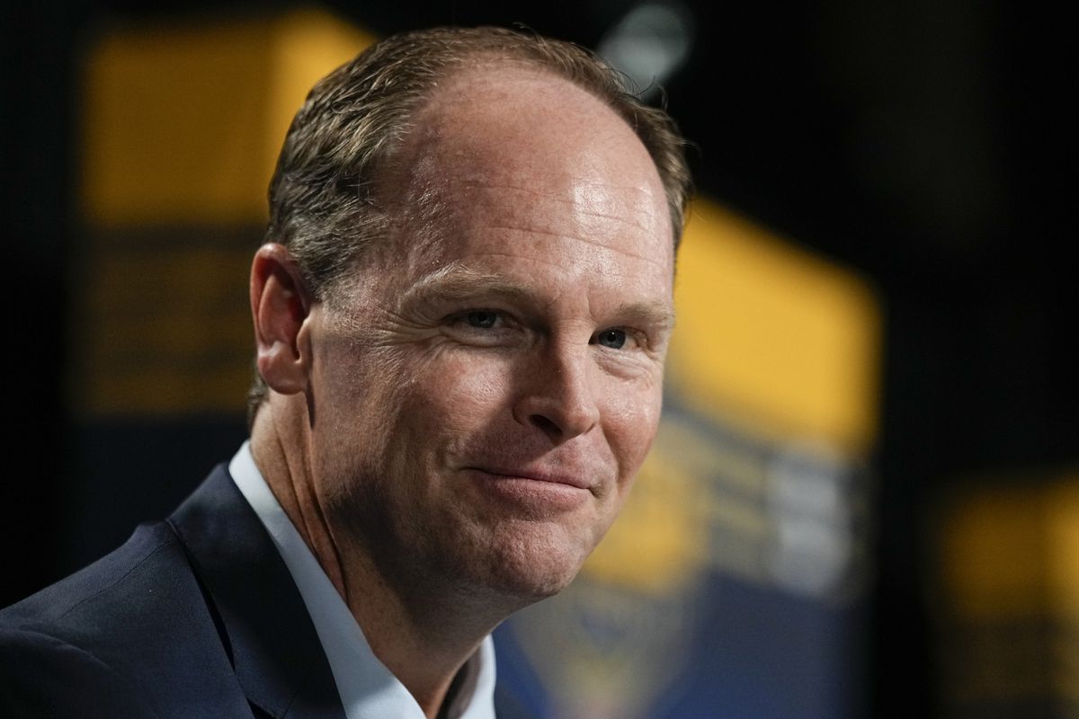 Buffalo odvolalo generálneho manažéra. Jeho zástupca sa zapísal do histórie NHL